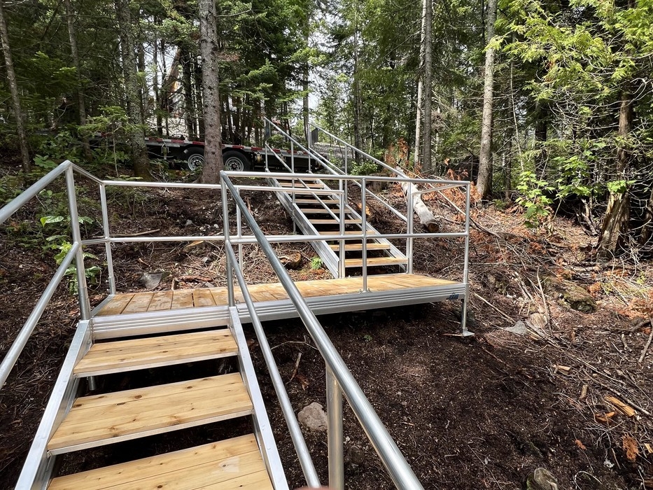 ESCALIER EN ALUMINIUM AVEC PALIER - BOIS