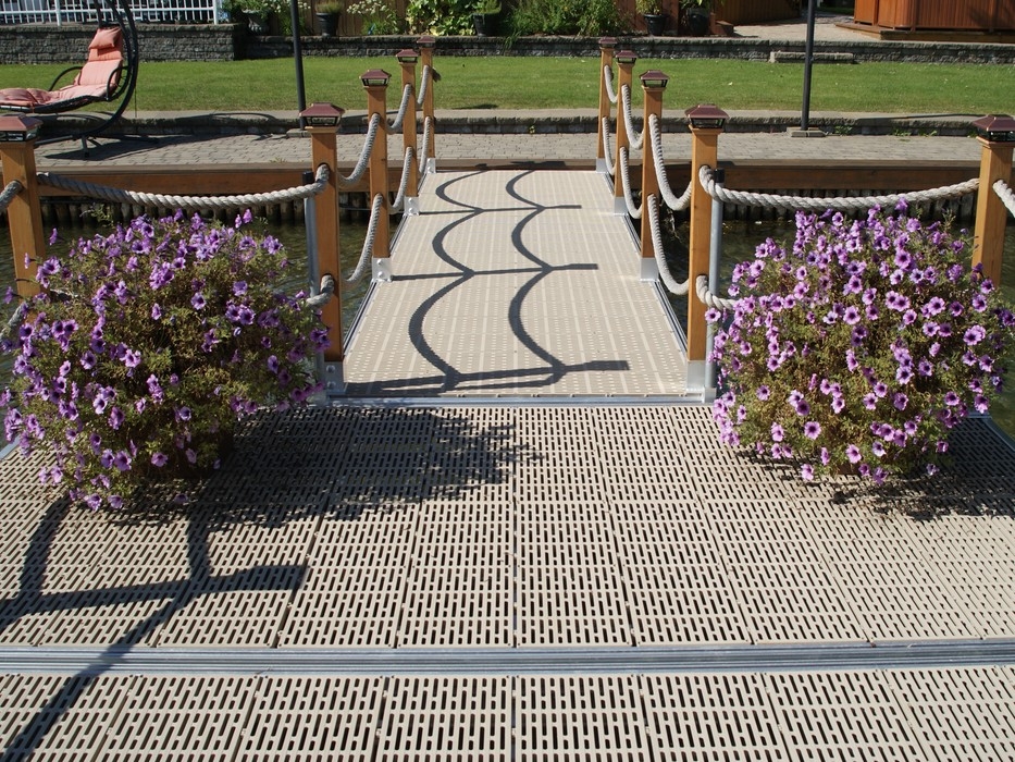 QUAI SUR POTEAUX - 100" x 10' - THRUFLOW VISSÉ BEIGE - PREMIUM - QB2