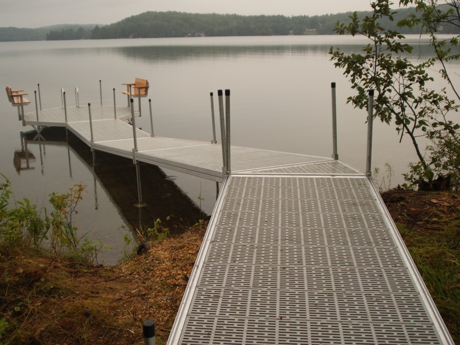 QUAI SUR POTEAUX - 76" x 10' - THRUFLOW VISSÉ GRIS - PREMIUM - QB2